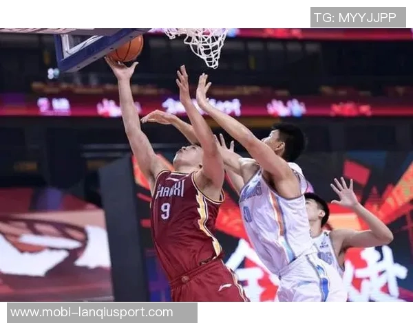 三球半场表现平平12投4中贡献12分4板3助3失误状态需提升