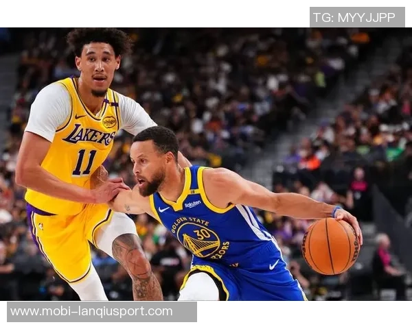 追梦精准传球布朗尼外线助攻库里高弧度三分球如虹命中